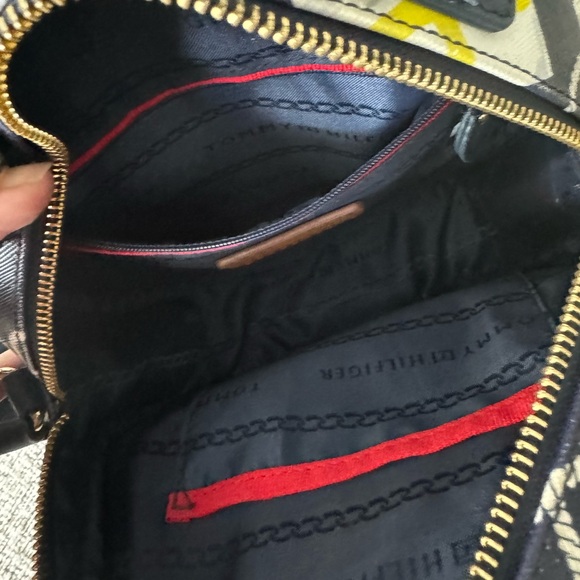 Tommy Hilfiger matching round crossbody bag and long wallet - Picture 7 of 12